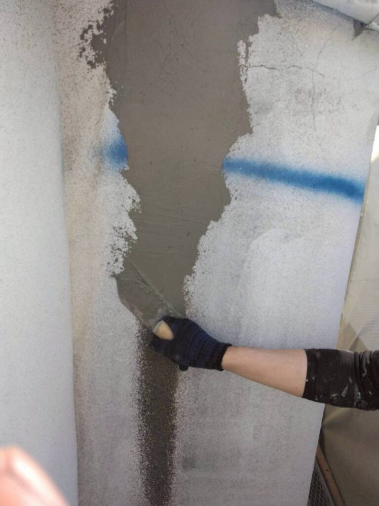 【クラック補修】<br />
】ひび割れを完全に塞ぎ、防水性と構造安定性を回復させます。<br />
<br />
未施工の場合、雨水の侵入が続き、内部腐食や雨漏りへ発展するおそれがあります。